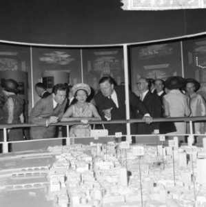 Prinses Margaret en Lord Snowdon op expositie op het Museumplein, Prinses bij de, Bestanddeelnr 917-7775
