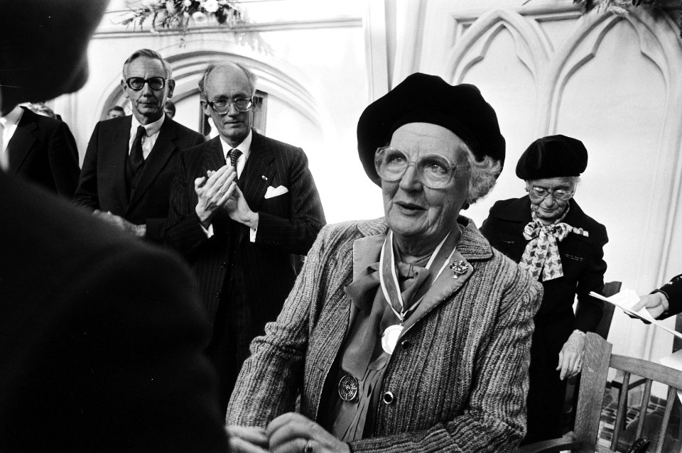 Prinses Juliana ontvangt de Four Freedoms Medal uit handen van de voormalige VN-, Bestanddeelnr 932-3652