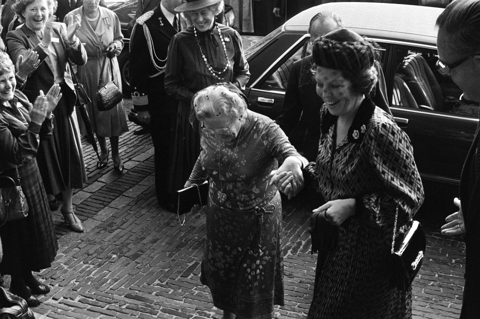 Prinses Juliana wordt door Koningin Beatrix geholpen bij het binnengaan, Bestanddeelnr 931-7186