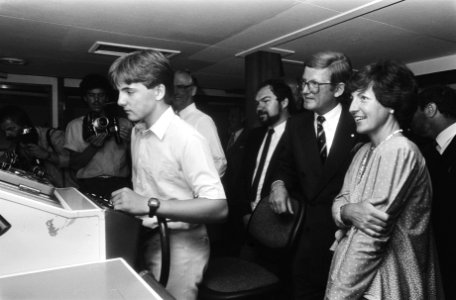 Prinses Margriet, mr. Pieter van Vollenhoven en prins Maurits (l) bezoeken het M, Bestanddeelnr 932-6415