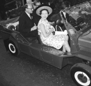 Prinses Margaret en Lord Snowdon winkelen in Leidsestraat, tijdens het winkelen, Bestanddeelnr 917-7732