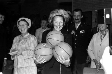 Prinses Beatrix opent sporthal Strijland te Nijkerk, Beatrix met drie ballen voo, Bestanddeelnr 925-9096