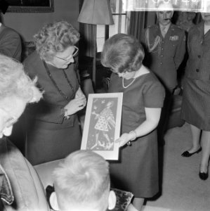 Prinses Christina bekijkt met haar moeder, koningin Juliana, een wandkleedje, Bestanddeelnr 916-0744