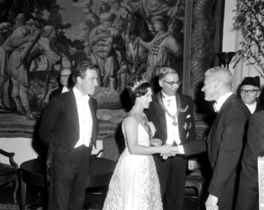 Prinses Margaret en Lord Snowdon door Amsterdams gemeentebestuur in Rijksmuseum , Bestanddeelnr 917-7747