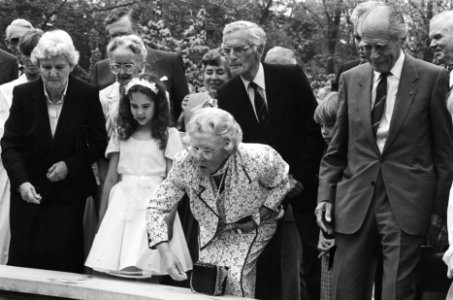 Prinses Juliana stelt wensbron in werking in de Efteling Prinses Juliana gooit m, Bestanddeelnr 933-3321