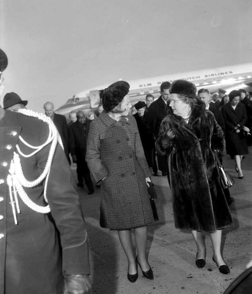 Prinses Beatrix terug uit de West, Prinses Beatrix verwelkomd door koningin Juli, Bestanddeelnr 917-5206