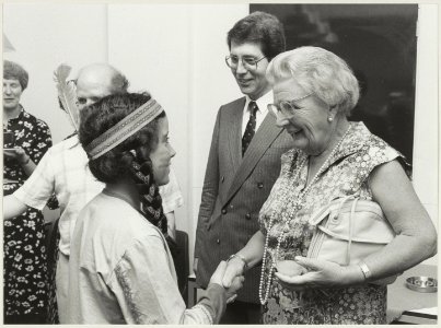 Prinses Juliana op bezoek bij een opvoering voor het Nationaal Landjuweel, waarvan zij beschermvrouwe was. NL-HlmNHA 54012278