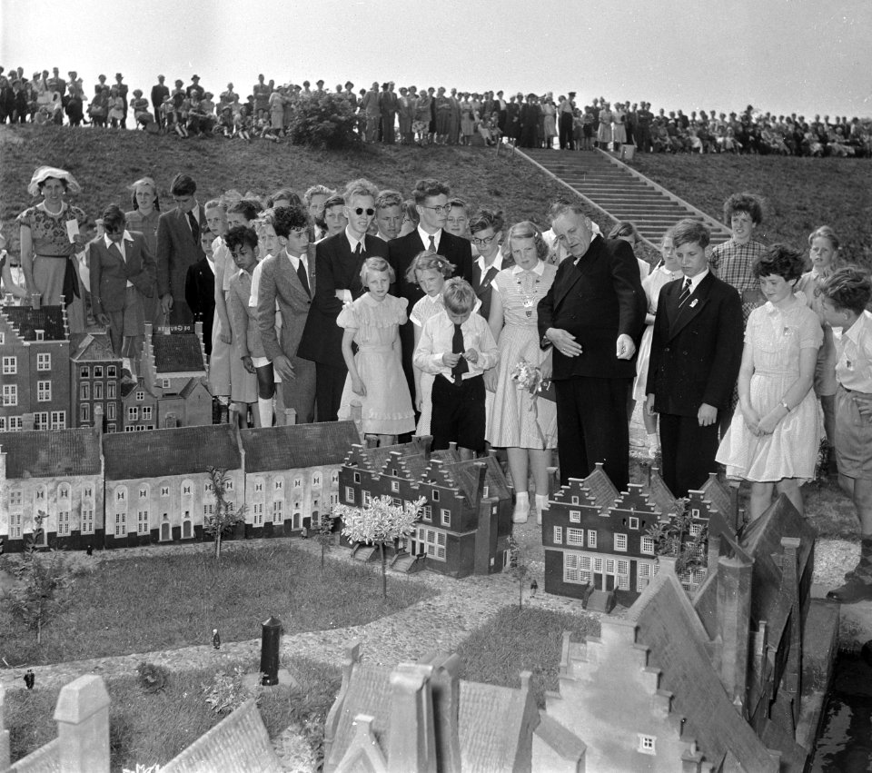 Prinses Beatrix opent Madurodam links naast haar prinses Irene, Bestanddeelnr 905-1987