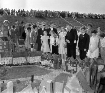 Prinses Beatrix opent Madurodam links naast haar prinses Irene, Bestanddeelnr 905-1987