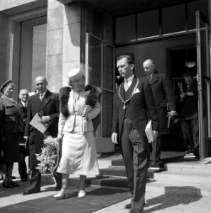 Prinses betreedt stadhuis, Bestanddeelnr 902-7124