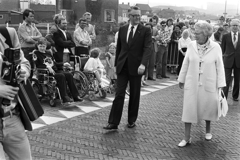 Prinses Juliana opende nieuwe zwembad van het revalidatiecentrum Heliomave in Wi, Bestanddeelnr 931-4959