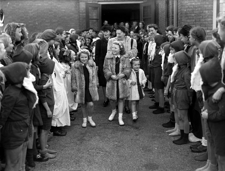 Prinses Beatrix vierde tiende verjaardag. Het verlaten van de feestzaal te Baarn, Bestanddeelnr 902-5633