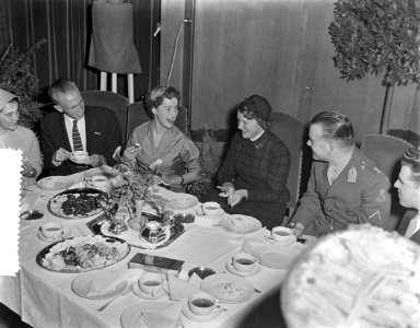 Prinses Irene (tweede van rechts) is in de stad Tilburg voor de onthulling van e, Bestanddeelnr 907-4084
