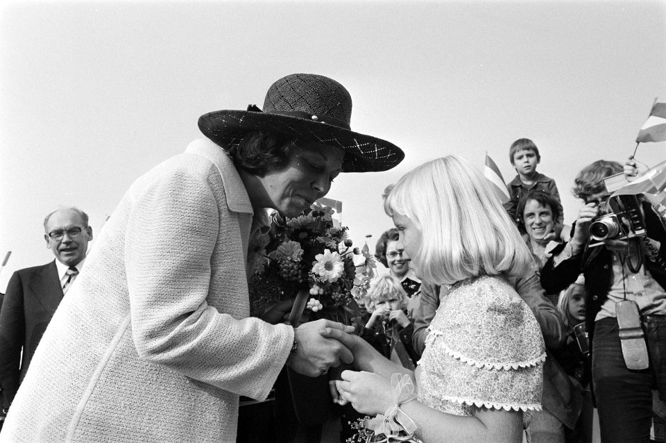 Prinses Beatrix opent Westland 19 Nu in Poeldijk Prinses Beatrix krijgt bloem, Bestanddeelnr 928-7946