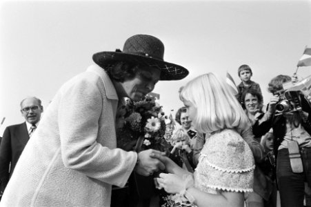 Prinses Beatrix opent Westland 19 Nu in Poeldijk Prinses Beatrix krijgt bloem, Bestanddeelnr 928-7946