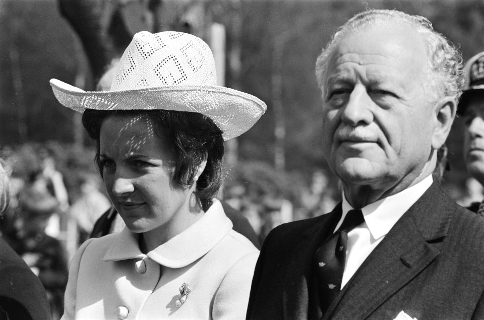 Prinses Margriet (l) en gouverneur-generaal Michener tijdens de plechtigheid op…, Bestanddeelnr 924-4590