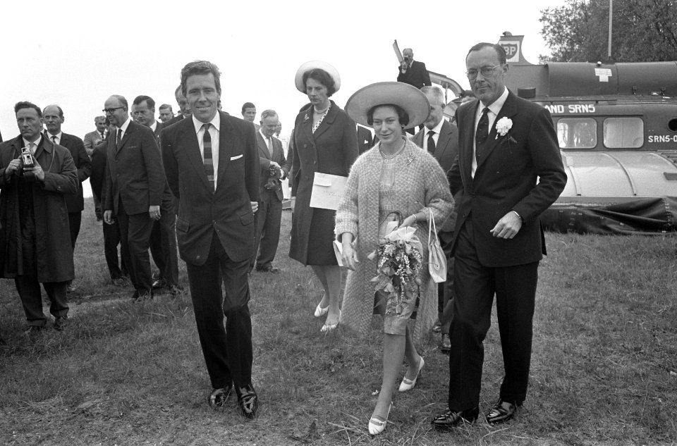 Prinses Margaret , Lord Snowdon en Prins Bernhard in de Hoovercraft, Prinses Mar, Bestanddeelnr 917-7817