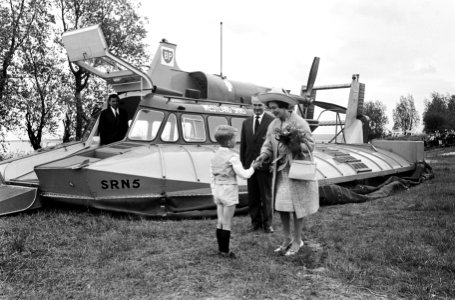 Prinses Margaret en lord Snowdon hebben samen met prins Bernhard een tochtje gem, Bestanddeelnr 917-7813