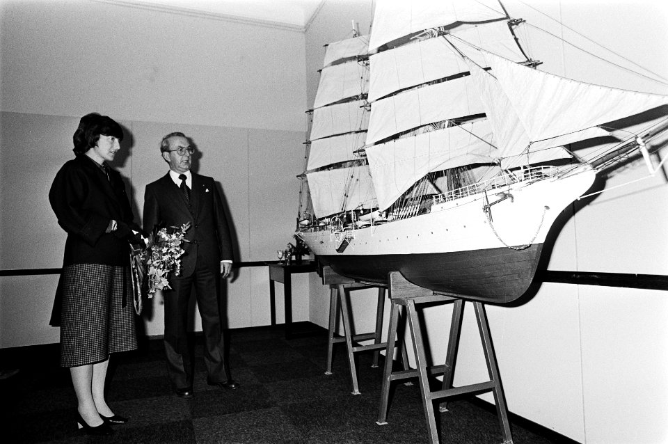 Prinses Margriet bekijkt een groot scheepsmodel rechts van haar de directeur va, Bestanddeelnr 930-5179