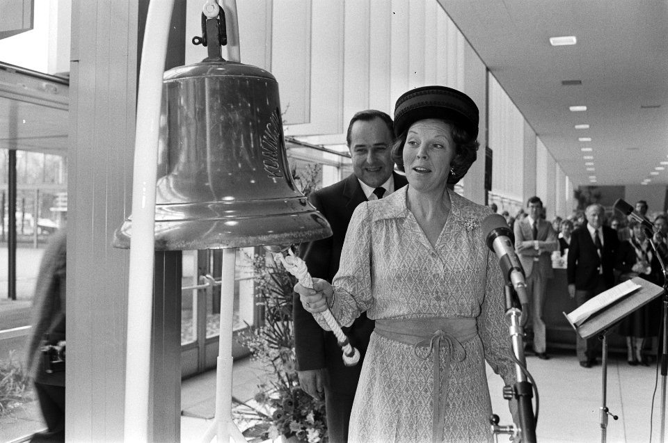 Prinses Beatrix opent Hiswa 80 in RAI, Amsterdam Prinses Beatrix luidt scheepsb, Bestanddeelnr 930-7219