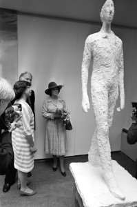 Prinses Beatrix reikt Priz de Raue uit in Rijksacademie Amsterdam Beatrix en wi, Bestanddeelnr 930-7213