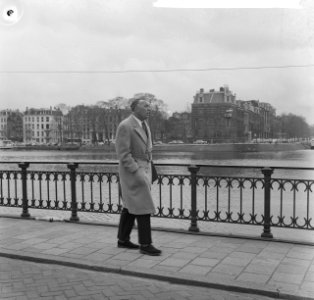 Prinses Bertil van Zweden tijdens een wandeling, Bestanddeelnr 913-8447