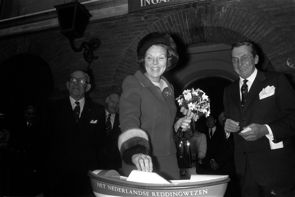 Prinses Beatrix opent tentoonstelling Ontmoeting met het Reddingswezen in Sche, Bestanddeelnr 927-5545