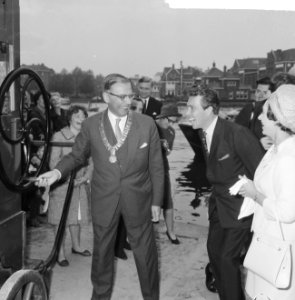 Prinses Margaret en Lord Snowdon vertrokken per boot vanaf de Amstelkade, burgem, Bestanddeelnr 917-7881