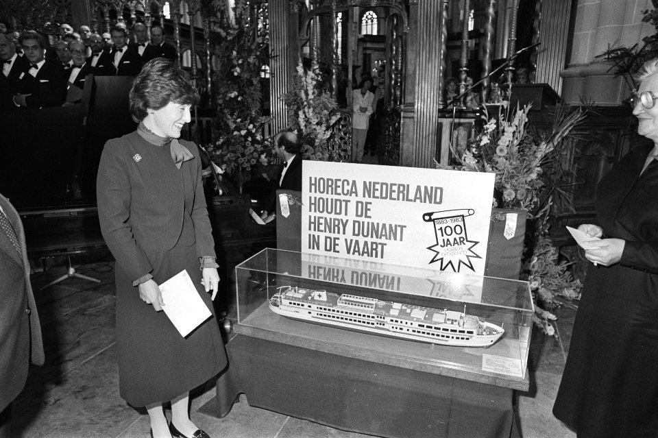 Prinses Margriet, staande bij een model van het schip van het Rode Kruis, de Hen, Bestanddeelnr 932-7076
