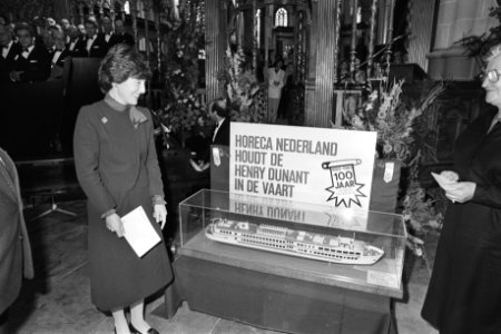 Prinses Margriet, staande bij een model van het schip van het Rode Kruis, de Hen, Bestanddeelnr 932-7076
