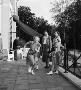 Prinses Beatrix rent over het bordes vab Palterwijl mevrouw Roosevelt toekijkt, Bestanddeelnr 904-0470