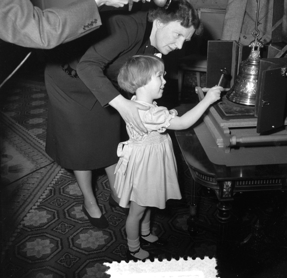 Prinses Christina slaat tegen het klokje, Bestanddeelnr 904-9708