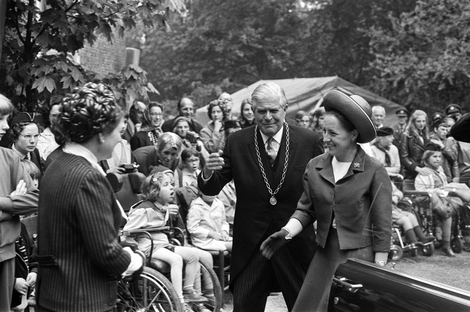 Prinses Margriet begroet in gezelschap van de burgemeester van Oegstgeest T. van, Bestanddeelnr 924-5801