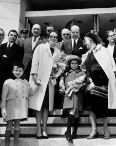 Prinses Gracia van Monaco met kinderen in Portugal, aankomst Ritz Hotel te Lissa, Bestanddeelnr 916-3103