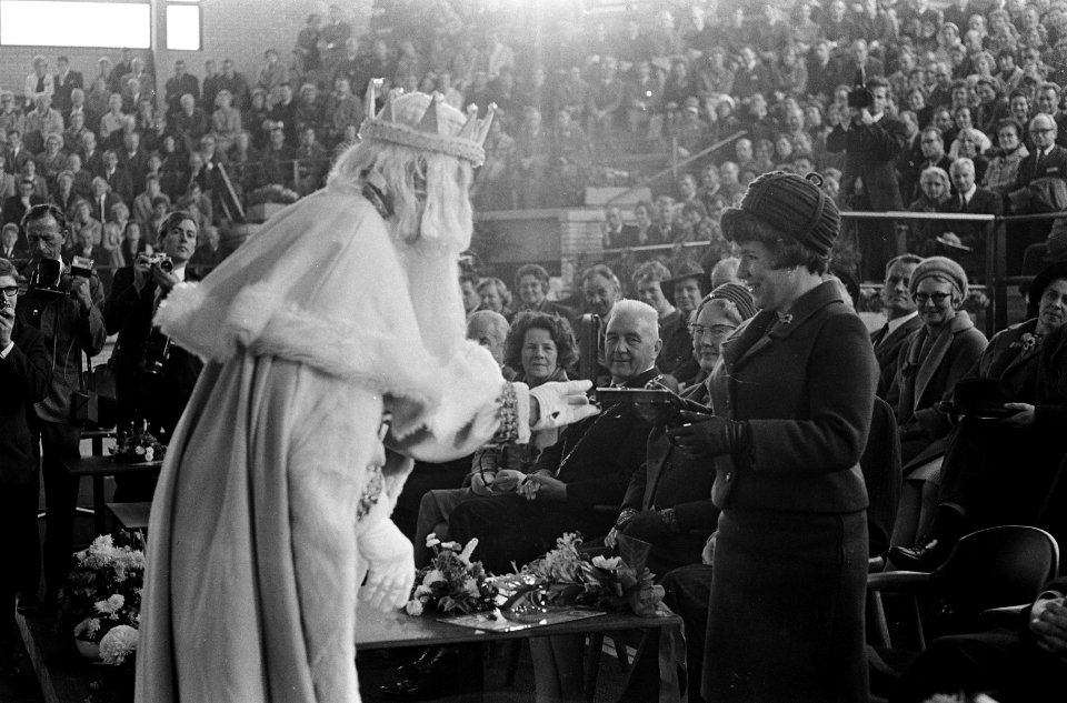 Prinses Christina opende ijsstadion Thialf te Heerenveen. De Thialf Koning (IJ, Bestanddeelnr 920-7851