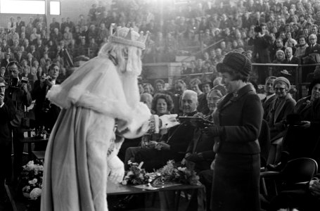 Prinses Christina opende ijsstadion Thialf te Heerenveen. De Thialf Koning (IJ, Bestanddeelnr 920-7851