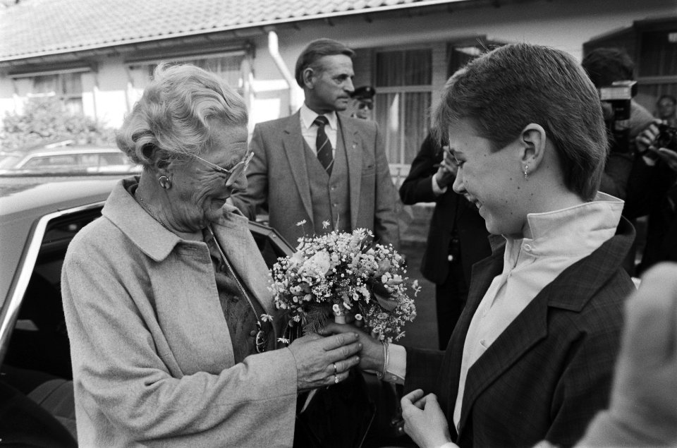 Prinses Juliana opent Nationale Ontmoetingscentrum in Veldhoven, Bestanddeelnr 933-1309