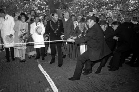 Prinses Beatrix opent in Woerden kaasmarkt t.g.v. 600 jarig bestaan van Woerden., Bestanddeelnr 925-8957