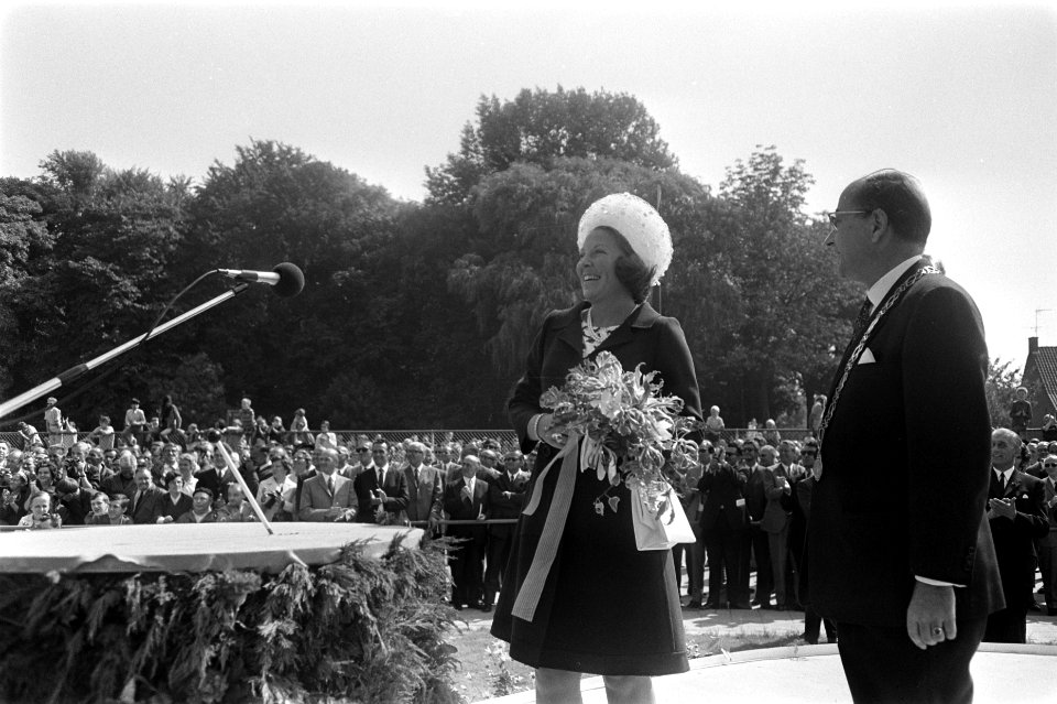 Prinses Beatrix opent in Dordrecht gebouw Dienst Sociale Werkvoorziening, Bestanddeelnr 923-7146