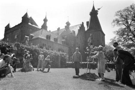Prinses Juliana opent Kasteel Doornwerth in Renkum door planten van moerbeiboom, Bestanddeelnr 933-6665