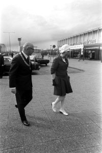 Prinses Margriet (r) wordt verwelkomd door burgemester Samkalden (l) bij opening, Bestanddeelnr 923-4754