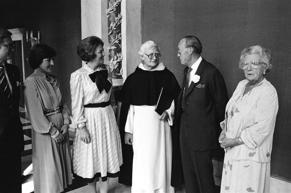 Prinses Margriet, koningin Beatrix, Prof Schillebeeckx, prins Bernhard en prinses Juliana, Bestanddeelnr 932-3304
