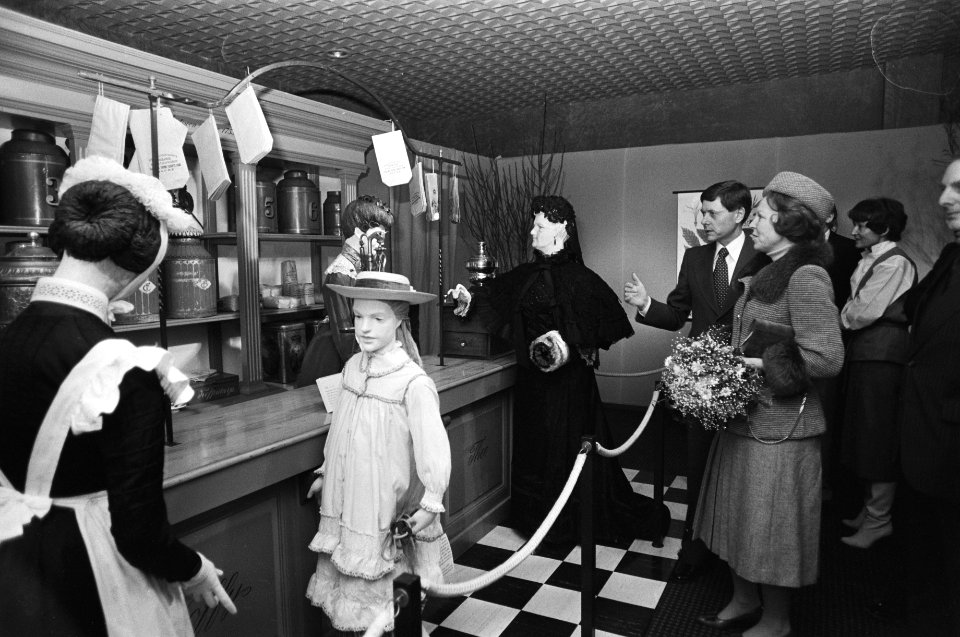 Prinses Beatrix tijdens de rondgang, Bestanddeelnr 930-2048