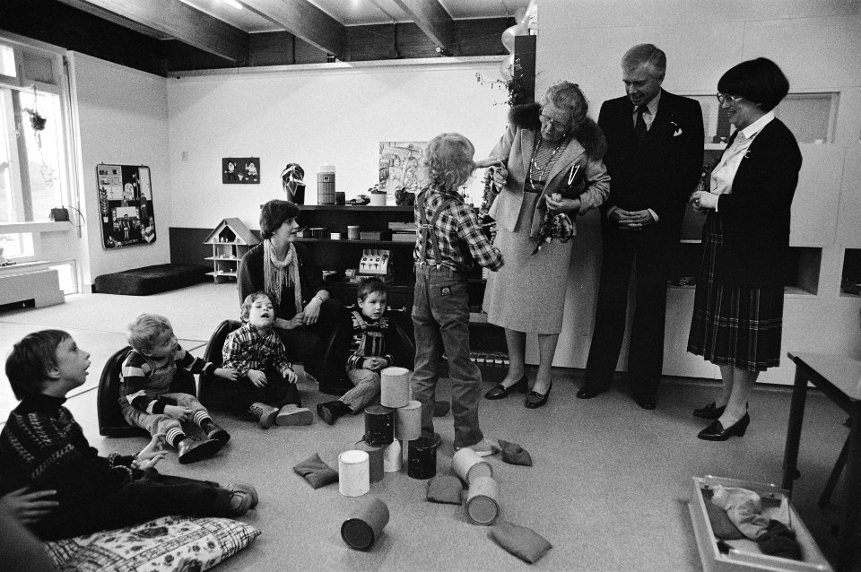 Prinses Juliana opende dagverblijf voor meervoudig gehandicapte kinderen Nifterlake in Amstelveen, Juliana tijdens de rondleiding, Bestanddeelnr 931-4109