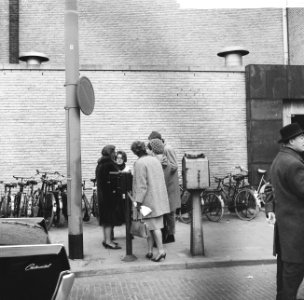 Prinses Christina wachtend bij taxistandplaats, Centraal Station te Rotterdam vo, Bestanddeelnr 918-6747