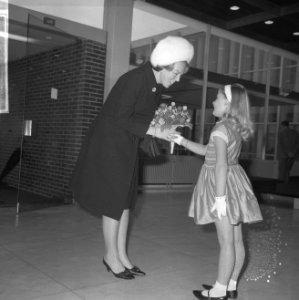 Prinses Beatrix terwijl ze bloemen krijgt aangeboden door een meisje, Bestanddeelnr 918-4924