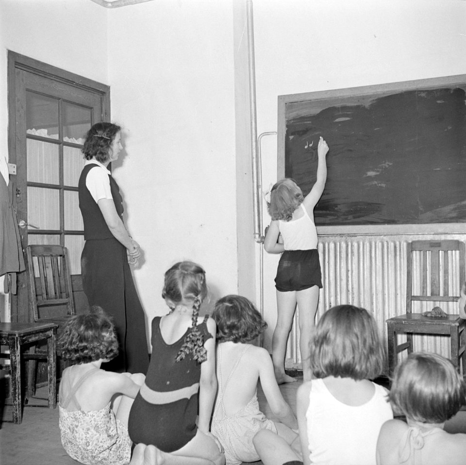 Prinses Beatrix schrijft muzieknoten op het bord, Bestanddeelnr 255-7392