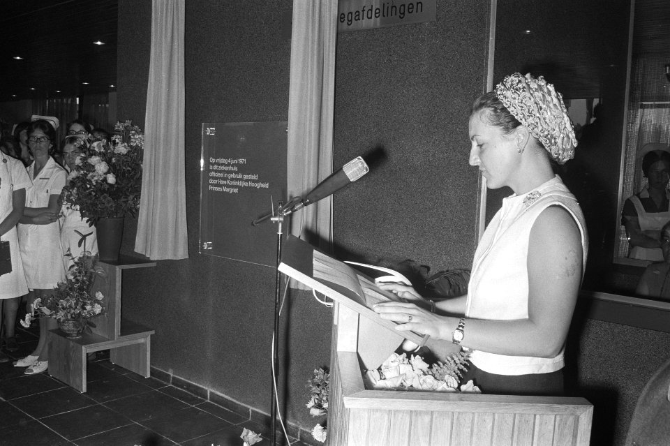 Prinses Margriet aan het woord na de onthulling van het bord met de tekst Op 4, Bestanddeelnr 924-6189