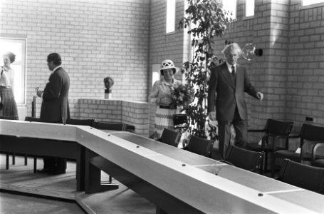 Prinses Beatrix opent uitbreiding Gemeenlandshuis in Edam, Bestanddeelnr 929-7239