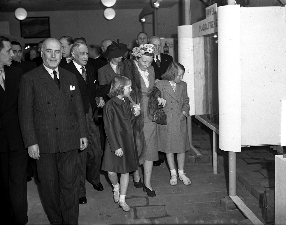 Prinses Beatrix verrichtte haar eerste officiële daad met de onthulling van een, Bestanddeelnr 903-2877
